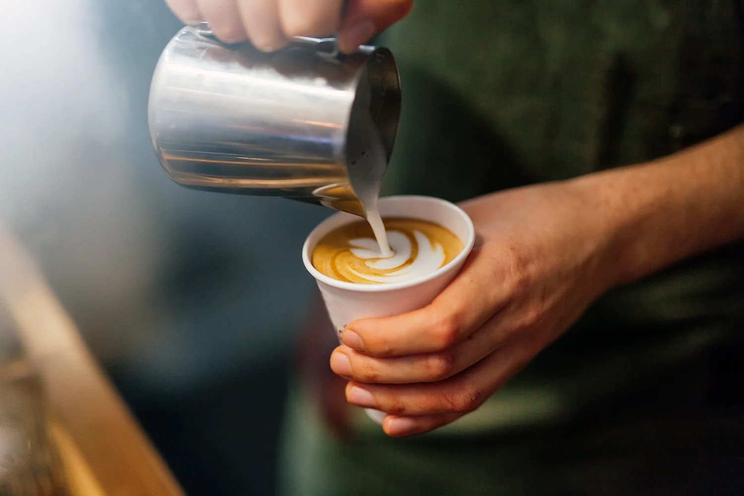 Kaffebægre til takeaway skal passe til mere end kaffen